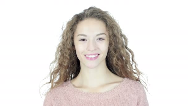 Portrait de femme souriante, fond blanc
 - Séquence, vidéo
