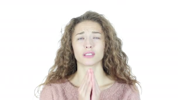 Frau betet, hofft auf das Beste, Vergebung, weißer Hintergrund - Filmmaterial, Video
