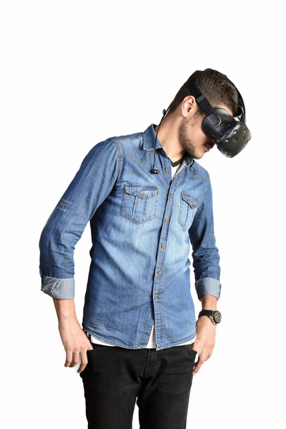 Nuori mies käyttää virtuaalitodellisuuskuulokkeita. Istanbul, Turkki, marraskuu 15, 2016
. - Valokuva, kuva