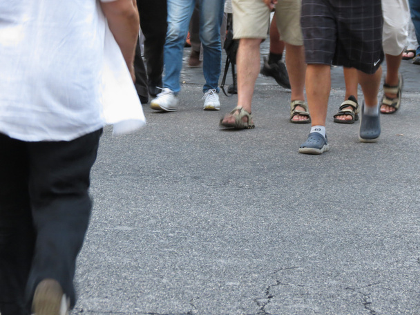 personnes traversant la rue sur un passage à niveau de zèbres
 - Photo, image
