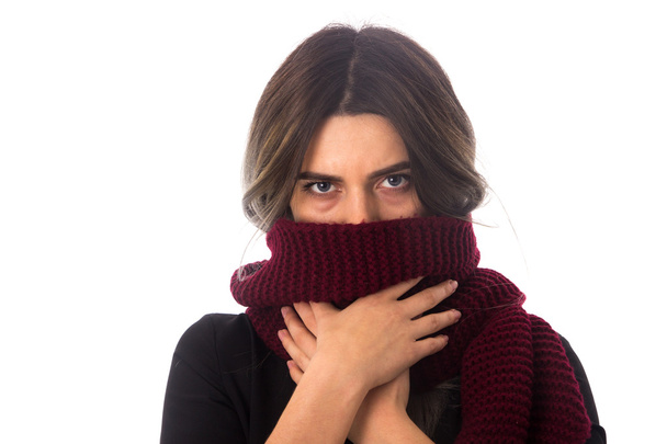 Mujer escondiendo su cara con bufanda larga
 - Foto, imagen