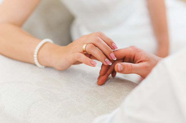 Bruid en bruidegom hand in hand - Foto, afbeelding