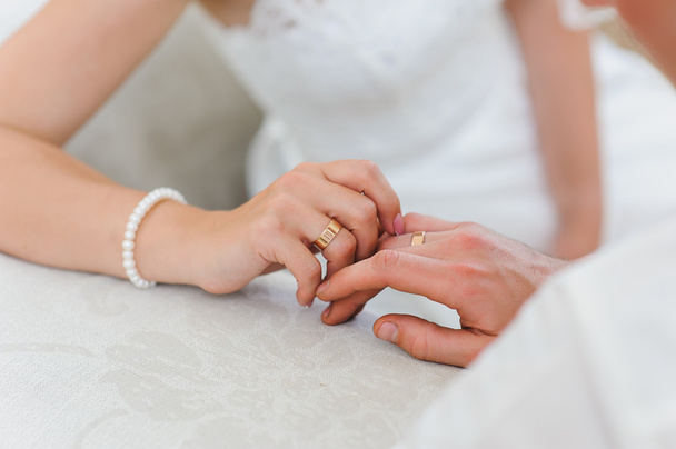 Жених и невеста держатся за руки - Фото, изображение