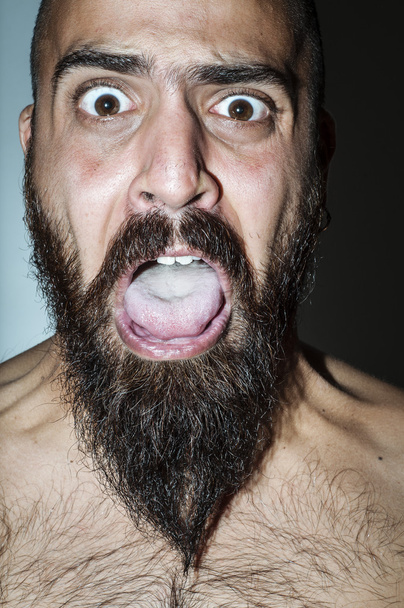 Hombre con barba con expresiones aterradoras
 - Foto, imagen