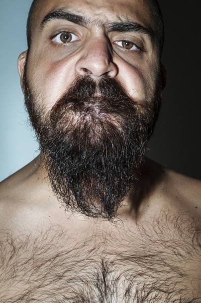 Людина з бородою зі страшними виразами
 - Фото, зображення