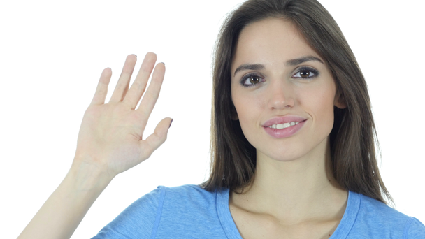 Ahoj Ahoj, krásná bruneta žena mává rukou, bílé pozadí - Záběry, video