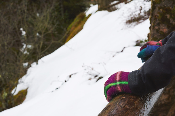 Kobieta ręce w zimowe Rękawice zimowe, na drewnianym płotem z sn - Zdjęcie, obraz