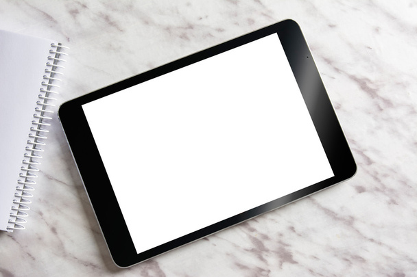 Boş genel tablet pc üstünde tepe-in beyaz mermer - Fotoğraf, Görsel