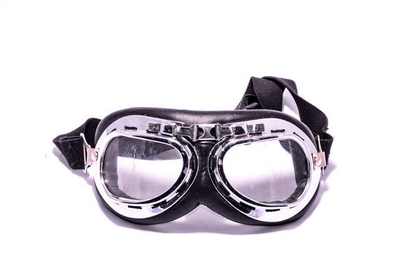 Gafas de cuero retro vintage negras para motociclista sobre fondo negro - Foto, Imagen