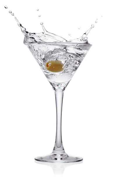 splash van olijfolie in een glas cocktail. - Foto, afbeelding