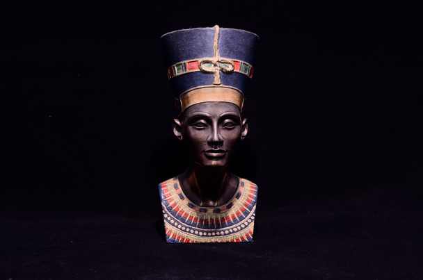 Słynny biust statuetki królowej Nefertiti izolowany na czarnym tle - Zdjęcie, obraz