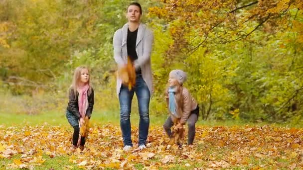 Gelukkige familie plezier en gooien laat rond op een herfstdag in de buitenlucht - Video