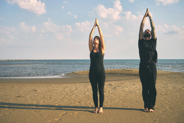 Donna che pratica yoga in varie pose (asana
) - Foto, immagini