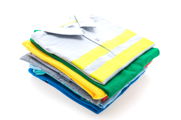 Pilha de camisetas e camisas pólo
  - Foto, Imagem