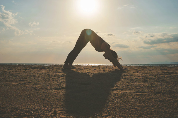 Frau praktiziert Yoga in verschiedenen Posen (Asana)) - Foto, Bild