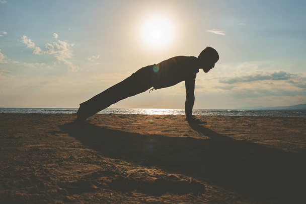 Человек практикующий йогу в различных позах (asana
) - Фото, изображение