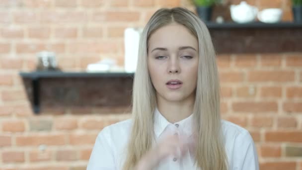 Tichý, mladá dívka ukazuje gesto ticha - Záběry, video