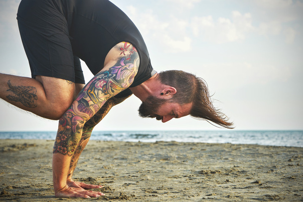 Femme pratiquant le yoga dans diverses poses (asana
) - Photo, image
