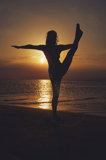 Donna che pratica yoga in varie pose (asana
) - Foto, immagini