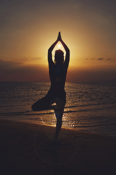 Frau praktiziert Yoga in verschiedenen Posen (Asana)) - Foto, Bild