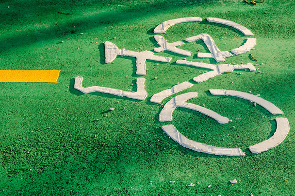 Знак велосипедной дорожки, нарисованный на улице
 - Фото, изображение