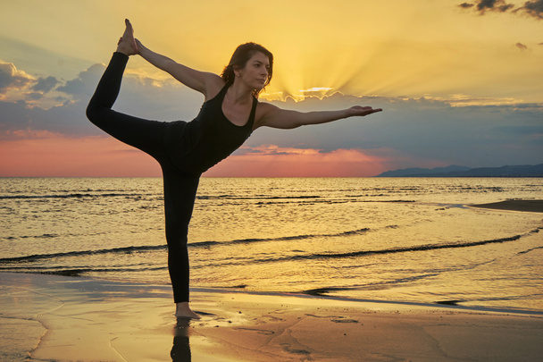 Pratik Yoga çeşitli teşkil etmektedir (asana kadın) - Fotoğraf, Görsel