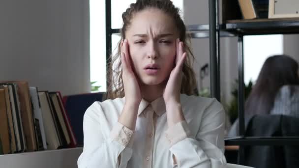 Ból głowy, sfrustrowany przygnębiony Business Woman, Office - Materiał filmowy, wideo