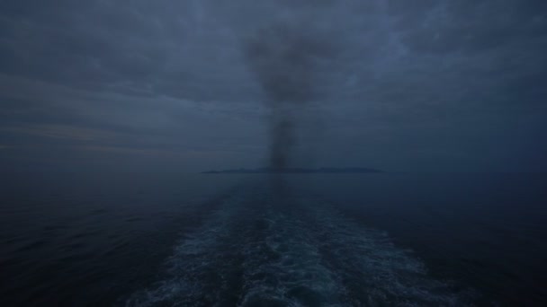 Meereswelle hinter großem Kreuzfahrtschiff - Filmmaterial, Video