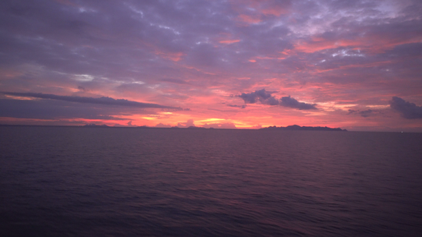 Kaunis auringonlasku heiluttavalla merellä, näkymä liikkuvan veneen risteilijän yläkannelta
 - Materiaali, video