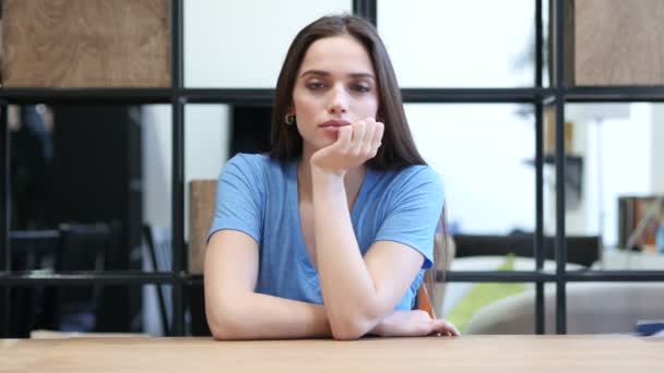 Genç kadın, kapalı Office düşünme - Video, Çekim