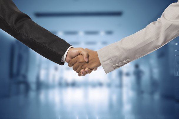 Yatırımcı iş adamı el sıkışma birlikte: anlaşma, kabul etmek, onaylamak - Fotoğraf, Görsel