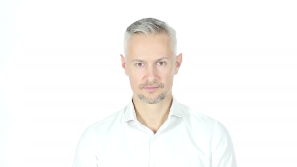 Portrét středního věku podnikatel při pohledu do kamery, šedé vlasy - Záběry, video