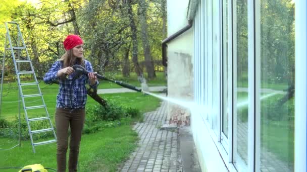 szakmai munkavállaló nagynyomású vízsugárral piszkos ablakok tisztítása - Felvétel, videó