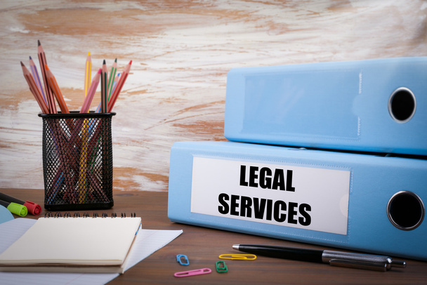 Usługi prawne, spinacza na biurko z drewna. Na kolor tabeli - Zdjęcie, obraz