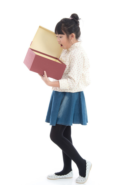азіатська дівчина відкриває подарункову коробку на білому фоні ізольовано
 - Фото, зображення