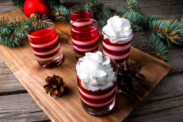 Рождественский десерт, полосатое желе в стиле рождественских конфет
 - Фото, изображение