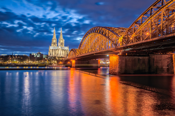 Καθεδρικός ναός της Κολωνίας το βράδυ στην Κολωνία της Γερμανίας - Φωτογραφία, εικόνα
