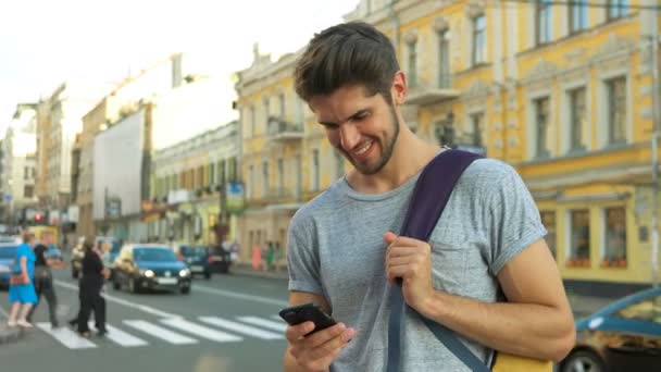 Tourist using his phone in the center of a city. - Materiał filmowy, wideo