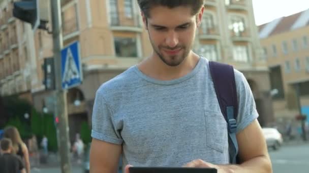 Young man using his tablet. - Filmagem, Vídeo
