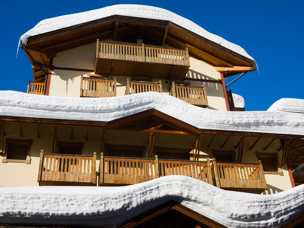 Готель під снігом
 - Фото, зображення