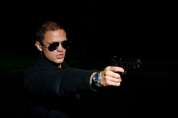 Портрет молодого человека с пистолетом
 - Фото, изображение
