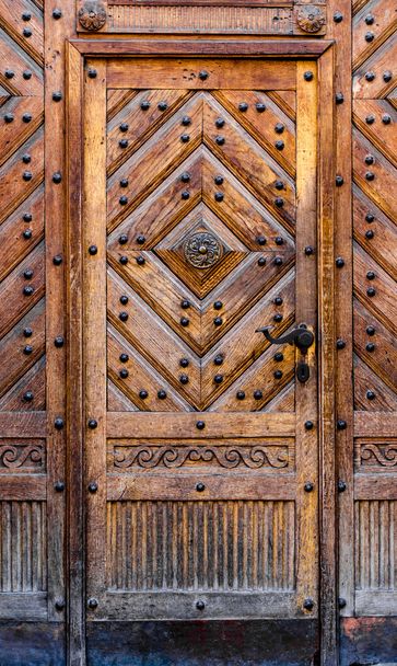 Parte della porta di un cancello di legno diversi tipi di legno con parti metalliche
 - Foto, immagini