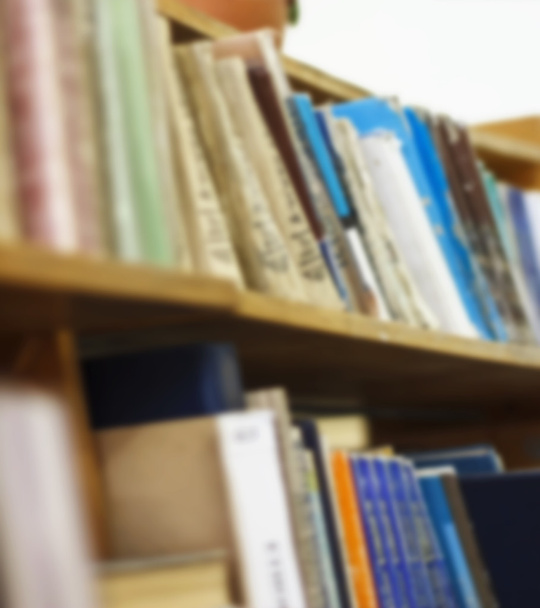 Bücher im Regal in der Bibliothek, Lesen und naturwissenschaftliche Ausbildung, - Foto, Bild