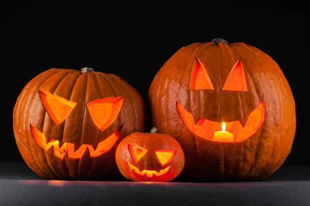 Halloween pumpkins on black - Foto, afbeelding