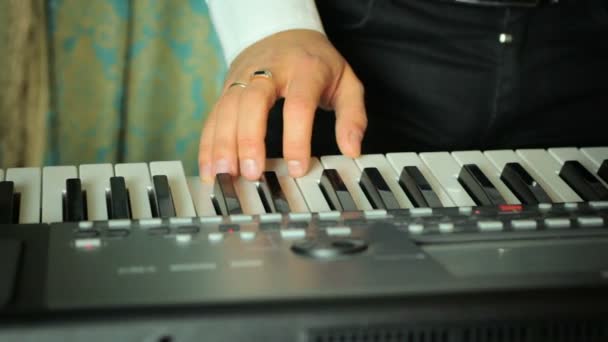 adam bir synthesizer oynarken - Video, Çekim