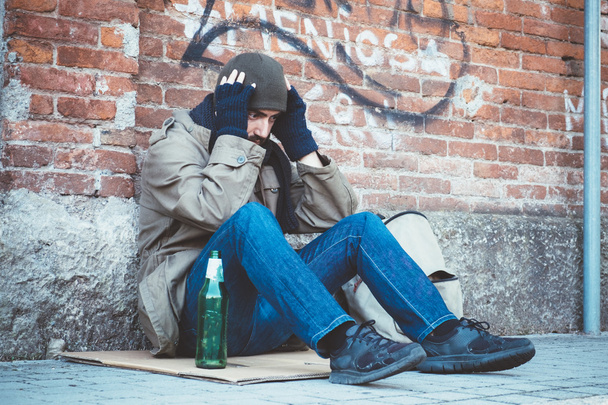 Obdachlose sitzen auf der Straße und fühlen sich verzweifelt - Foto, Bild