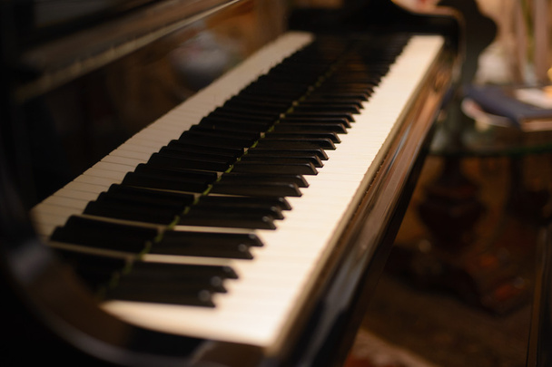 Piano klavier met ondiepe diepte van veld focus - Foto, afbeelding