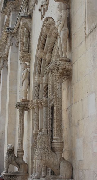 rijkelijk versierd portaal van de kathedraal van sibenik - Foto, afbeelding