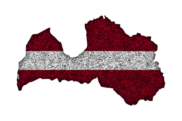 地図とケシの実のラトビアの旗 - 写真・画像