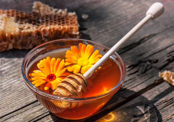friss édes méz bottal és napraforgóvirággal n üveg tál - Fotó, kép
